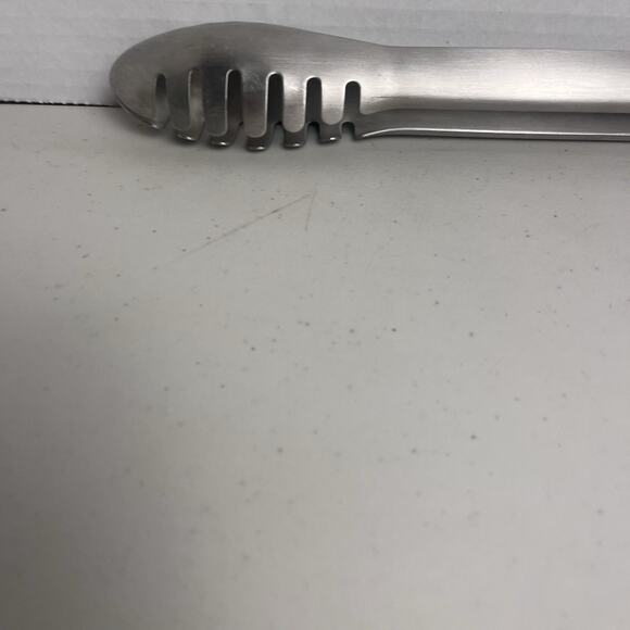 Le Creuset Locking Tongs Revolution 12" Stainless Steel Dull Tipped Scalloped - Picture 12 of 16